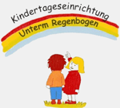 Bild: Logo Kita Regenbogen (2 Kinder unter einem Regenbogen, eines davon zeigt mit Finger auf Regenbogen)