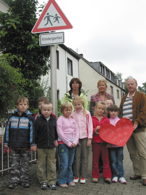 Bild: Frau Esser-Faber, Herr Kuhn, Kindergartnleiterin und Kindergartenkinder