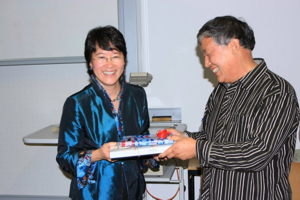 Bild: Frau Dr. Li-Meißen und Herr Wang