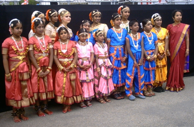 Grafik: Bild einer tamilischen Tanzgruppe