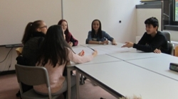 Arbeitsgruppe 4 Mädchen und 1 Junge am Tisch (Foto: Stadt Jülich)