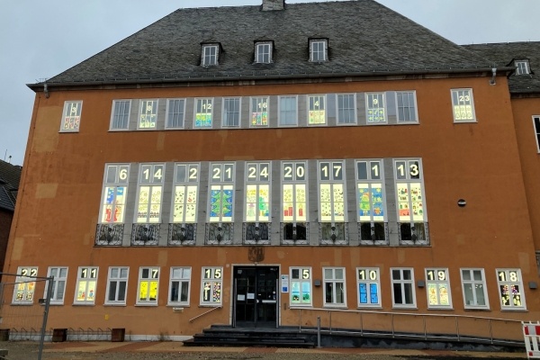 Fensterkalender erstrahlt auf dem Marktplatz Bild: Das erste Fenster wird traditionell am 1. Dezember angeknipst – bis zum Weihnachtsfest wird jeden Tag ein Fenster mehr erstrahlen. Foto: Stadt Jülich/Gisa Stein
