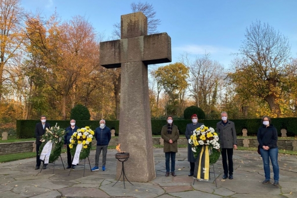 Stille Kranzniederlegung auf dem Ehrenfriedhof in Jülich Stille Kranzniederlegung auf dem Ehrenfriedhof in Jülich