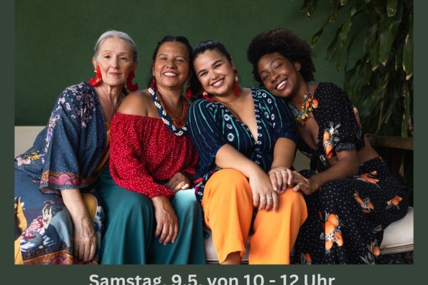 Bild: Vier Frauen sitzen lachend nebeneinander auf einem Sofa. Außerdem sind die Informationen zur Veranstaltung abgedruckt.