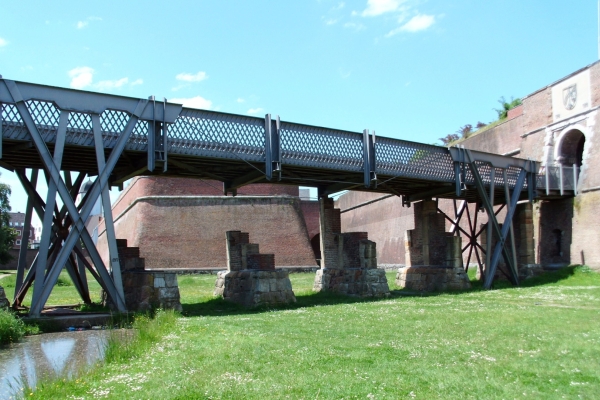 Bild: Die Pasqualini-Brücke - fotografiert aus dem Zitadellengraben.