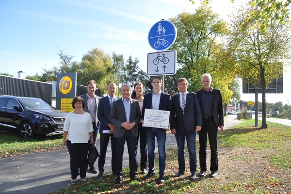 Erfolgreicher Abschluss des Förderprogramms Klimaschutz durch Radverkehr Bild: Die Kooperationspartner Stadt Jülich, Stadtwerke Jülich und Forschungszentrum Jülich eröffnen den neuen Radweg an der L253