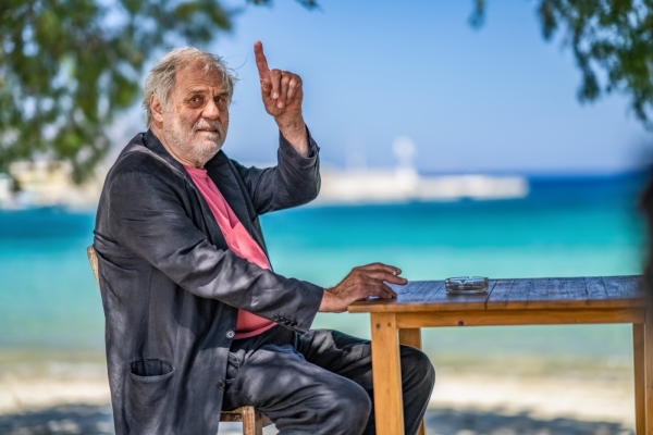 Kino Töchter Bild: Kurt sitzt an einem Tisch am Strand