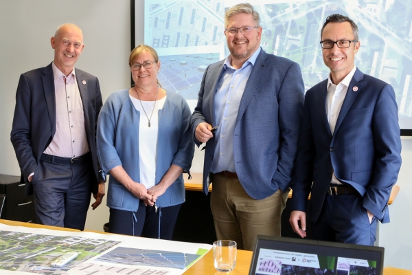 Beim Mieterstrom-Projekt an der Artilleriestraße startet jetzt der zweite Bauabschnitt Bild: (v.l.) Stadtwerke-Geschäftsführer Ulf Kamburg, Rheinbau-Geschäftsführer Anke Dohmen und Oliver Weißenbach, Stadtwerke-Vertriebs- und Marketingleiter Ivan Ardines. Foto: Looping-Media