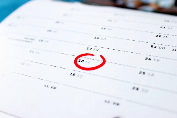 Bild: Ein Kalenderblatt, auf dem ein Datum rot gekennzeichnet wurde.