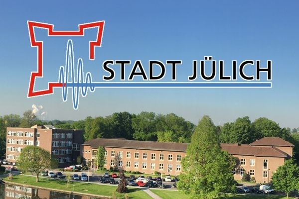 Bild: Neues Rathaus und das Logo der Stadt JÃ¼lich