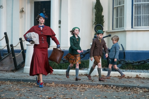 Bild: Mary Poppins geht mit den Kinder die StraÃŸe entlang.