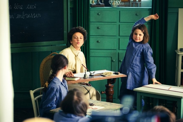 Kino: Maria Montessori Bild: Maria Montessori sitzt an einem Pult und unterrichtet mehrere Kinder