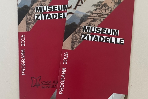 Bild: Das Bild zeigt zwei Programmflyer 