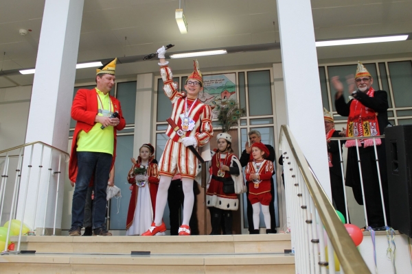 Weiberfastnacht - Prinz Robert mit Schlüssel Bild: Prinz Robert mit dem Stadtschlüssel