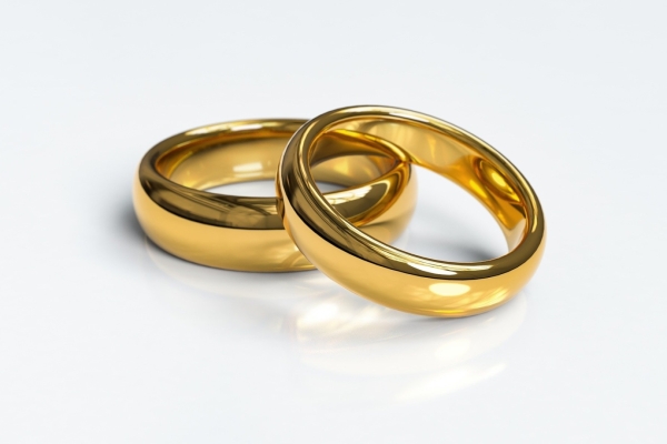 Ihr Hochzeitstag – einer der schönsten Tage in Ihrem Leben! Bild: Zwei goldene Trauringe auf weißem Grund