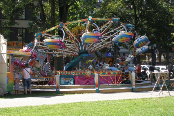 Bild: Ein Kinderkarussel auf dem Schlossplatz in JÃ¼lich