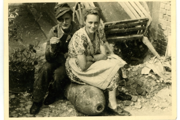 Kino Docfest on Tour Bild: Eine alte Aufnahme mit einem Soldaten der Wehrmacht (l) und einer jungen Frau. Foto Archiv Michael Chauvsitré