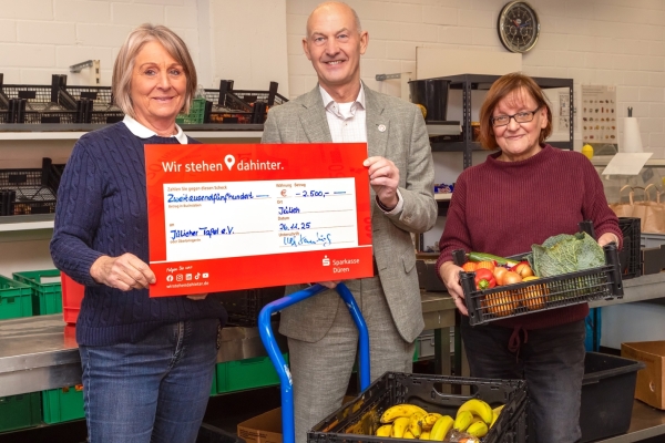 Maria Güldenberg (l.) und Edelgard Heidelberg freuen sich über die Spende der Stadtwerke Jülich, die Geschäftsführer Ulf Kamburg überreichte. Foto: Looping Media Marketing