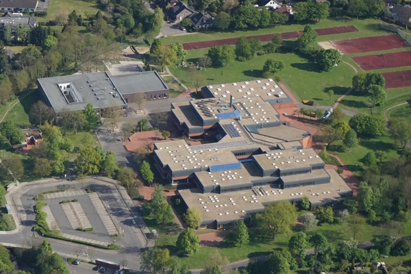 Schulzentrum Jülich Bild: Luftaufanhme des Schulzentrums Jülich in dem auch die Sekundarschule untergebracht ist. Das Bild ist von Dr. Hans Ulrich Eckardt.