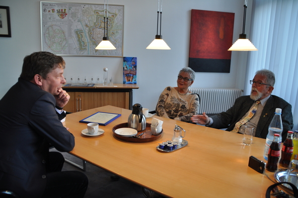 Vier Jahrzehnte Engegagement für Verkehrserziehung gewürdigt. Bild: Bürgermeister Axel Fuchs (links), Karin (mitte) und Hartmut Dreßen (rechts) unterhalten sich.