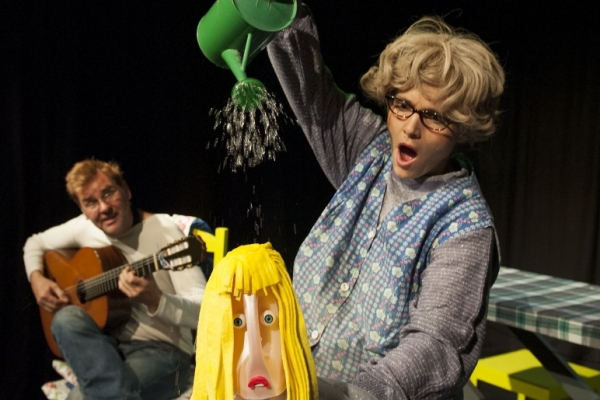 Bild: Putzfrau Helga Flink (vorne) und Gitarrist Udo bei der Arbeit. 