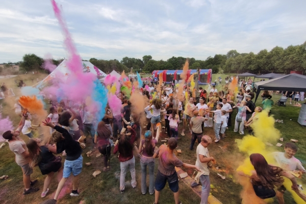 Bild: Die Jugendlichen werfen Holi-Pulver in verschiedenen Farben in die Luft (Holi-Special)