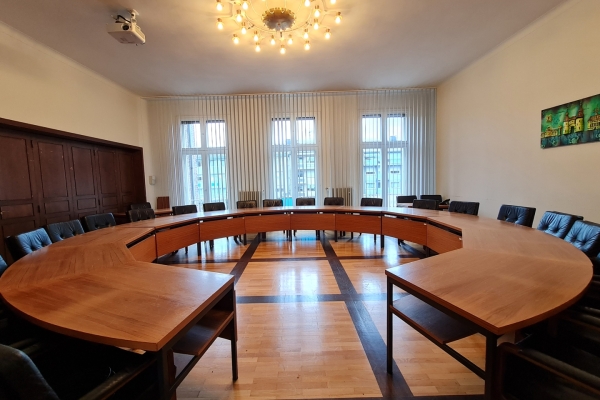 Umweltbeirat lädt zur öffentlichen Sitzung ein Bild: Der Kleine Sitzungssaal. Die Tische sind in runder Form aufgestellt.
