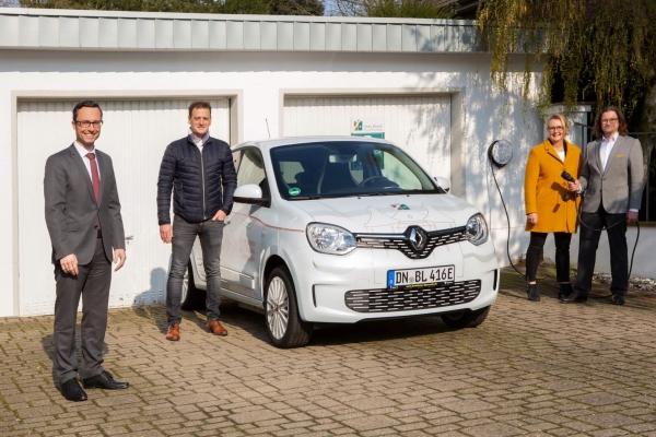 Stadtwerke Jülich - Zufriedene Rückkehrer Bild: Max Lenzenhuber und seine Frau Anke Brand (r), Ivan Ardines (SWJ) und Dirk Spenrath (Inhaber Renault Autohaus) (l). Foto: Looping Media - SWJ