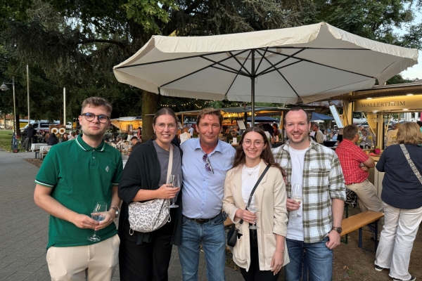 PR 363 - Erfolgreiche Prüfung auf Weinfest gefeiert.jpg PR 363 - Erfolgreiche Prüfung auf Weinfest gefeiert.jpg