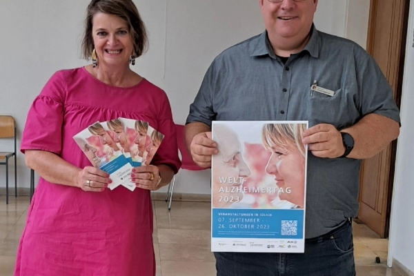 Bild: Dezernent Thomas MÃ¼lheims (rechts) und Sozialplanerin Beatrix Lenzen laden ein zur Veranstaltungsreihe anlÃ¤sslich des Welt-Alzheimertag 2023.  Foto: Stadt JÃ¼lich/R. Amico