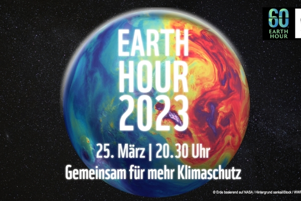 Earth Hour 2023 Bild: Auf schwarzem Grund wird in Farbe die Erdkugel gezeigt. Darauf ist der Text mit den Informationen zu Earth Hour abgedruckt.