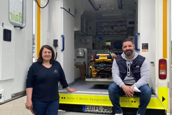 Bild: 2 Personen vor dem Krankenwagen