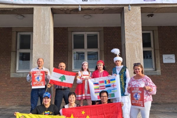 Bild: Gemeinsam mit Teilnehmenden lokaler Kulturvereine freut sich die städtische Organisatorin Beatrix Lenzen (rechts) auf das Fest der Kulturen. Foto: Stadt Jülich/S. Haxha