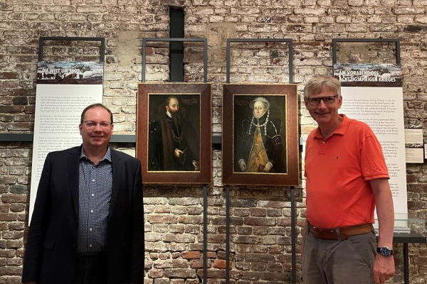 Museumsleiter Marcell Perse und Kurator Guido von Büren Museumsleiter Marcell Perse und Kurator Guido von Büren freuen sich über die gelungene Präsentation der Porträts von Anna von Palandt und Rutger von der Horst in der Ausstellung „Weltreich und Provinz“.