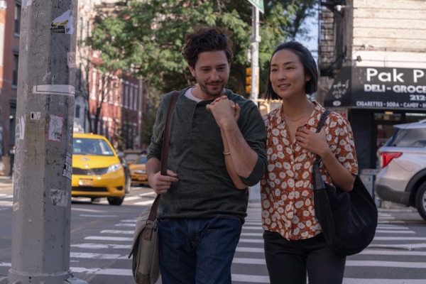 Bild: Eine Man und eine Frau gehen  nebeneinander eine Straße entlang.