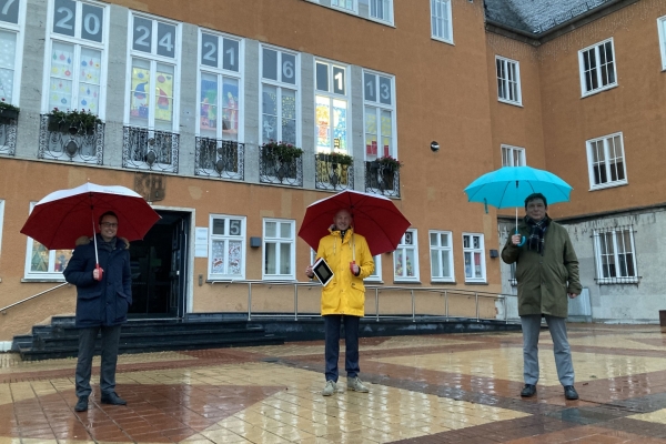 Bild: Das erste Fenster leuchtet: BÃ¼rgermeister Axel Fuchs, Stadtwerke-Chef Ulf Kamburg und Vertriebs- und Marketingleiter Ivan Arvides (v.r.n.l.)  vor dem Alten Rathaus