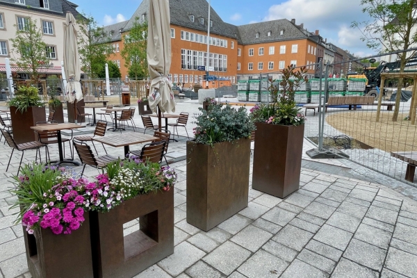 PR 237 - Alle Cafés und Geschäfte am Marktplatz weiterhin erreichbar und geöffnet - Marktplatz 2.jpg PR 237 - Alle Cafés und Geschäfte am Marktplatz weiterhin erreichbar und geöffnet - Marktplatz 2.jpg