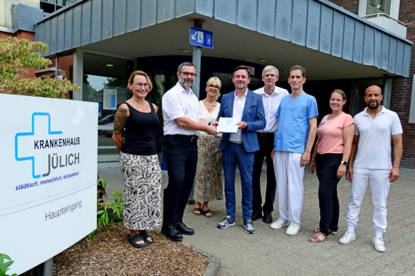 Bild: Die Verantwortlichen des Krankenhauses Jülich und ihre Bedburger Kooperationspartner freuen sich über die Vereinbarung zur Zusammenarbeit im Medizinischen Versorgungsverbund Erft-Rur.  Foto: C. Lammertz