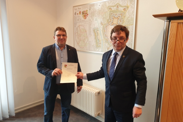 Bild: Richard Schumacher (l) erhält die Ernennungsurkunde von Bürgermeister Axel Fuchs (r)