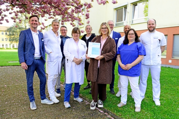 4 Frauen und 6 Männer, stehen im Garten des Krankenhauses Jülich