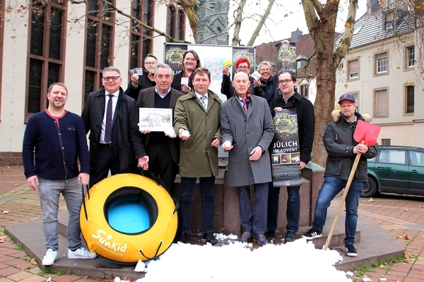 Es schnei bei Jülich im Advent Bild: Die Organisatoren und Sponsoren von „Jülich im Advent“ freuen sich auf viele Besucher auf dem Kirchplatz und in der ganzen Stadt.