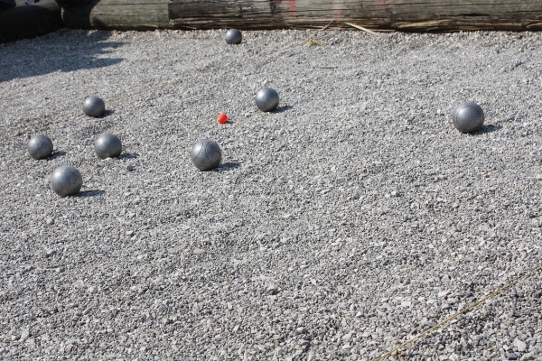 Sommerfest für Jung & Alt Bild: Die Kugeln eines Boulespiels