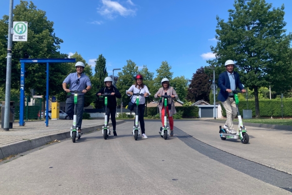 Bild: 5 Peronen auf E-Scootern Bild: 5 Personen auf E-Scootern
