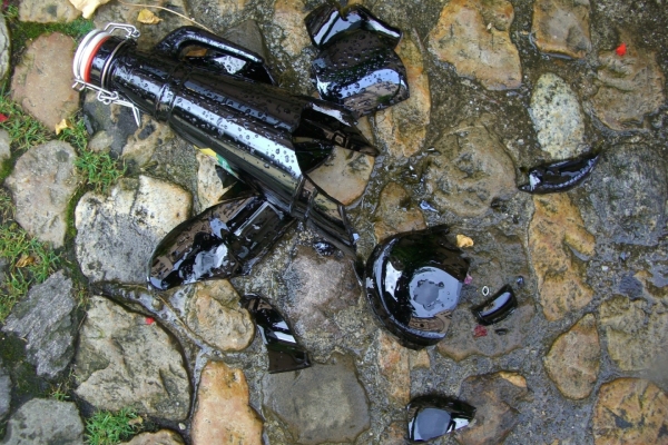 Glasfrei zur Jugenddisco in die Innenstadt Bild: Scherben einer Bierflasche auf Kopfsteinpflaster