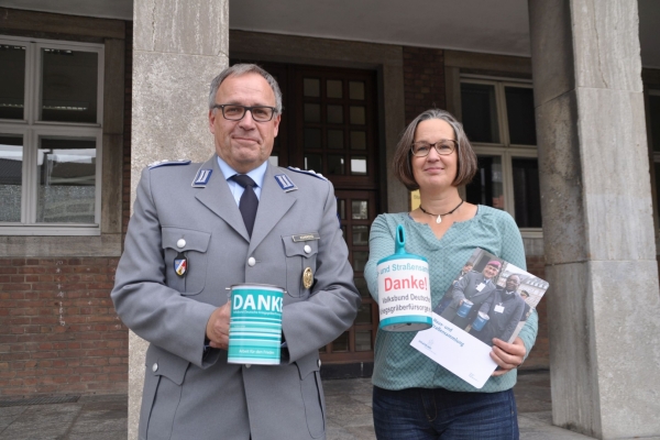 Bild: Werben um Spenden fÃ¼r den Volksbund: Oberstleutnant Kommoss und Silvia Hamacher.
