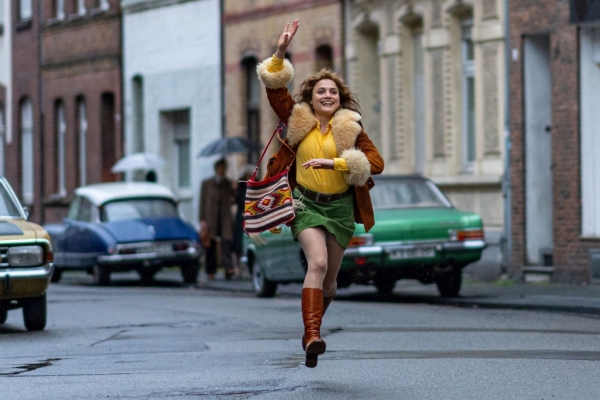 Bild: Vera Brandes rennt lachend durch eine Straße