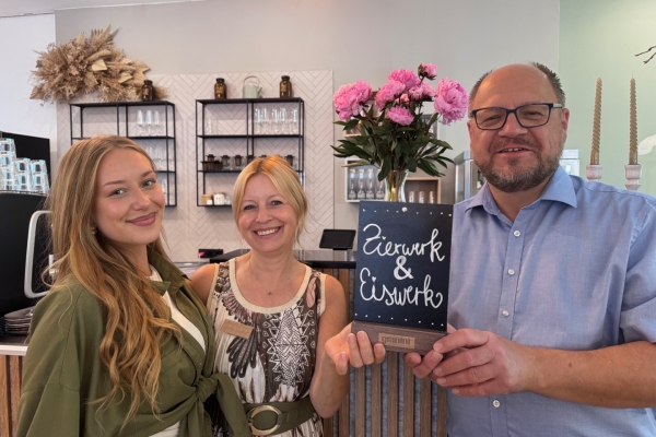 Weiteres Gastronomie-Erlebnis in der City Bild: Zierwerk & Eiswerk-Inhaberin Bettina Notthoff (Mitte) und Tochter Nele Schütte (links) freuen sich gemeinsam mit Citymanager Frank Manfrahs auf den Eröffnungstermin am 12.07.2025. Stadt Jülich / Gisa Stein