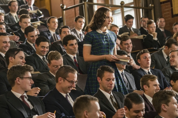 Die Berufung Bild: Ruth Bader Ginsburg steht inmitten einer Studentenklasse, die nur aus Männern besteht.