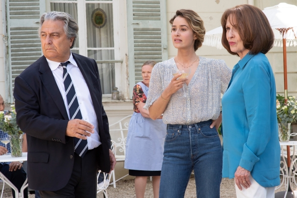 Open Air Kino: Monsieur Claude und sein großes Fest Bild: Monsieur Claude (l) mit seiner Frau (r) und einer seiner Töchter (m)