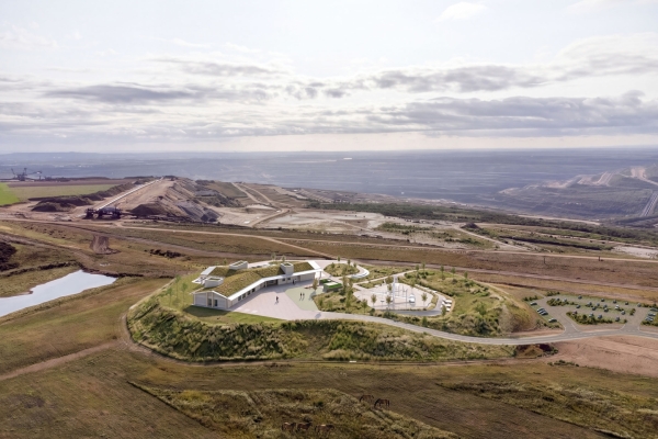 Bild: Visualisierung des geplanten Besucher- und Informationszentrums auf der Sophienhöhe. Weitere Einblicke und Planungsdetails werden bei der öffentlichen Informationsveranstaltung vorgestellt. Visualisierung: pvma Architekten/Gemeinde Niederzier.